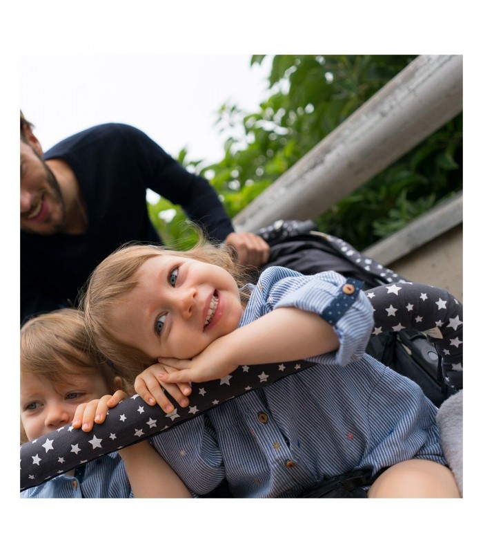 A capa protetora cobre a alça - Detalhe central Racoon town