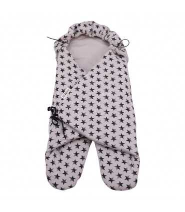 Swaddling do bebê - vista frontal do céu escuro