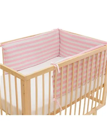 protector de cuna - Vista de uso con modelo pink island