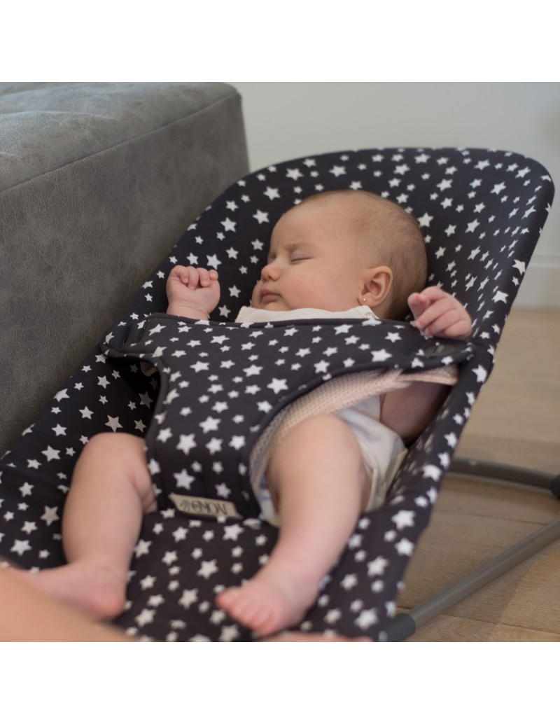 Funda hamaca babybjorn - Vista de uso con modelo Winter Sky