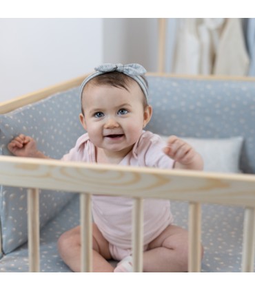 protector de cuna - Vista de uso con modelo Romarey