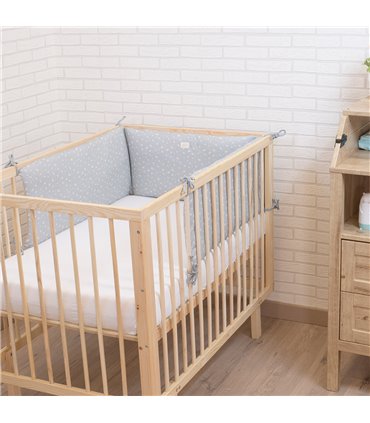 protector de cuna - Vista de uso con modelo Romarey