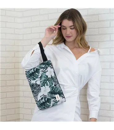 bolsa de higiene - Vista de uso com modelo zebra