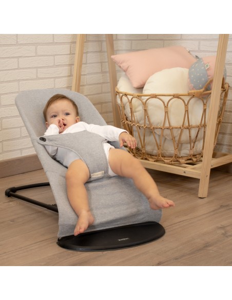 capa de rede babybjorn - Vista de uso com modelo Stone Grey