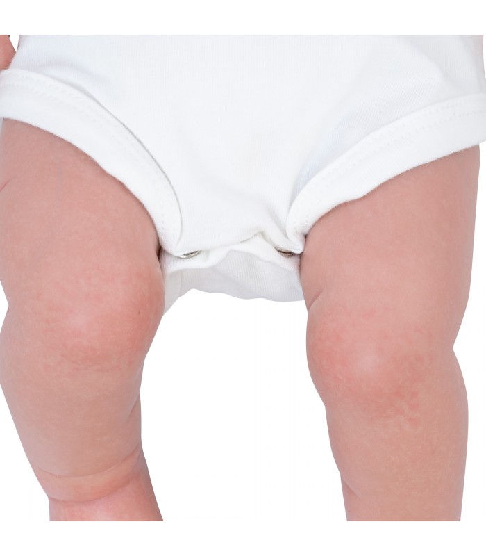 Manga corta avorio bianco del corpo del bambino - dettaglio delle gambe