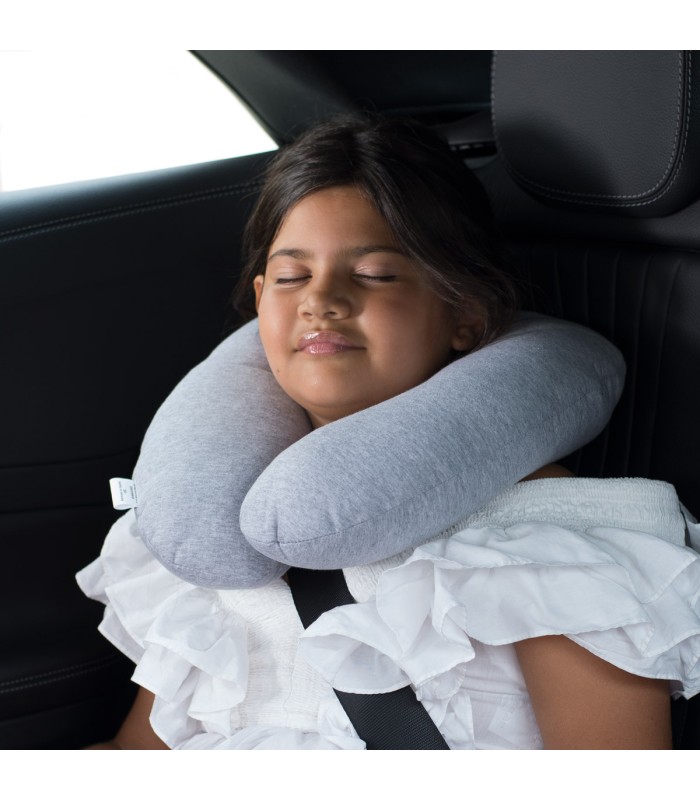 Almohada de viaje - Vista de uso con modelo Stone Grey