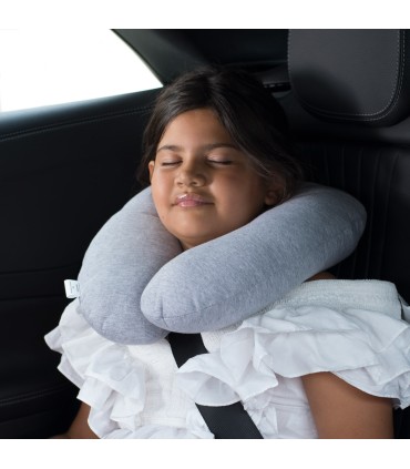 Almofada de viagem - Vista de uso com modelo Stone Grey