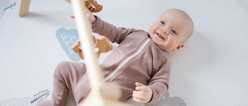 ¿Por qué mi bebé sonríe cuando duerme?   