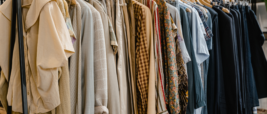 Entdecken Sie die Kunst, einen Grundkleiderschrank zu erstellen: Ihr narrensicherer Style-Guide