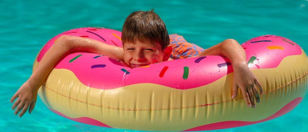 La importancia de los juguetes en la piscina