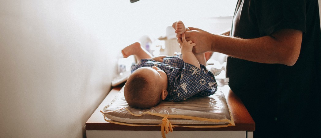 Comment savoir quand le bébé est prêt à enlever la couche?
