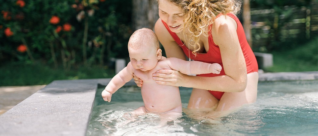 Kann mein Baby im Meer oder im Pool schwimmen?