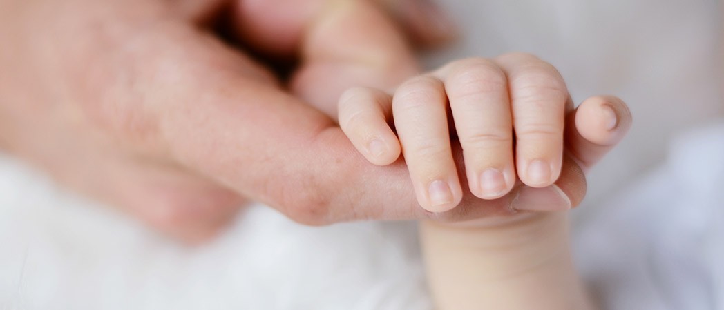 Wie schneidet man die Nägel eines Babys?