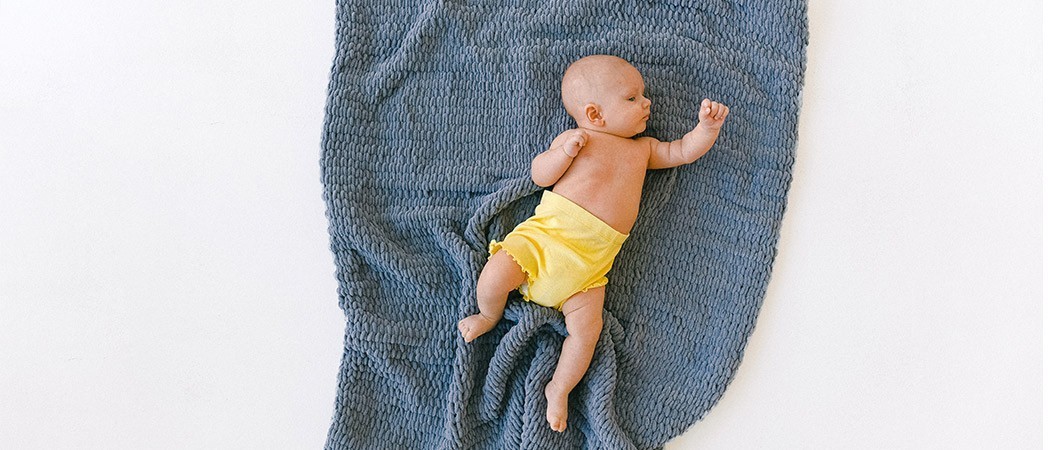 Il est normal que mon bébé sursaute pendant son sommeil.