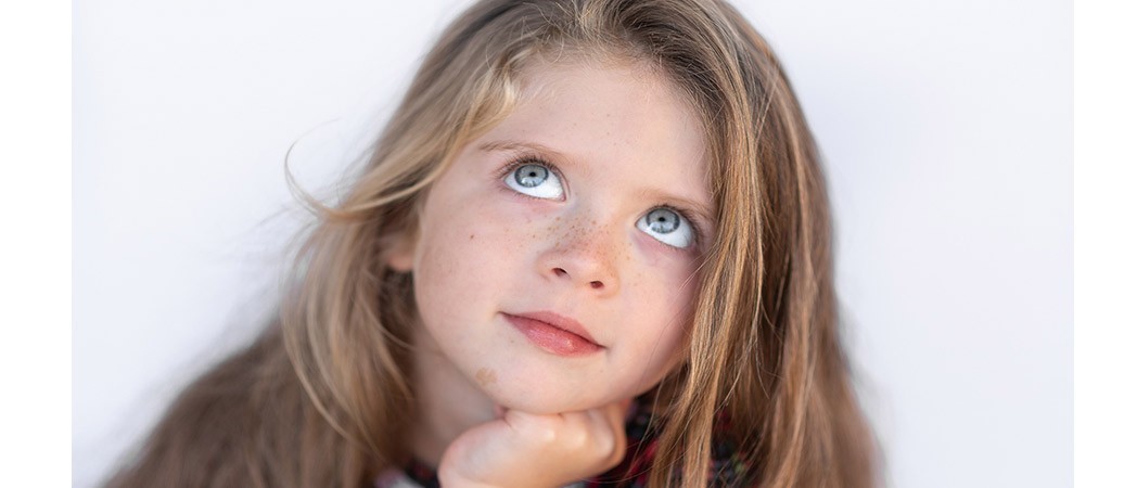 Que puis-je faire pour faire pousser les cheveux de mon bébé ?