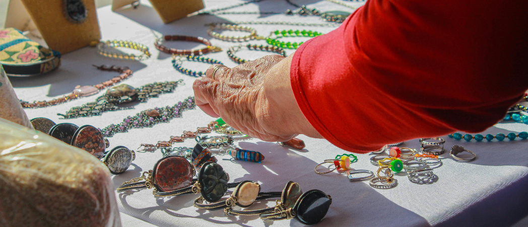 Mit Stil glänzen: Wie man den besten Schmuck wählt, um sein Outfit zu ergänzen