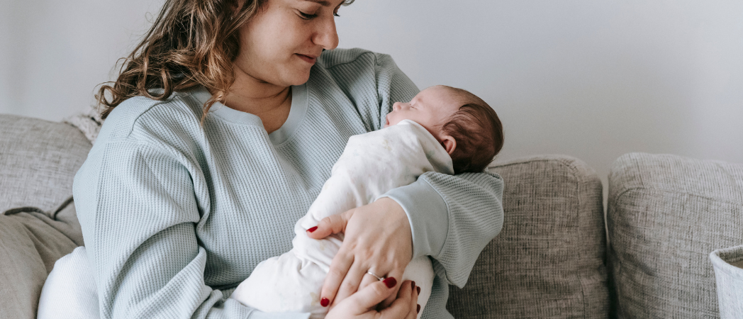 Soins du nouveau-né : guide pratique pour jeunes parents